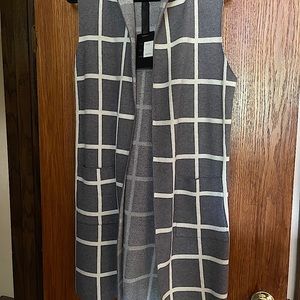 Sleeveless Sweater with Hood and front pockets.